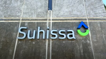 Logo luminoso en fachada de las oficinas de Suhissa