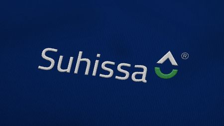 Logo bordado en los uniformes azules de Suhissa