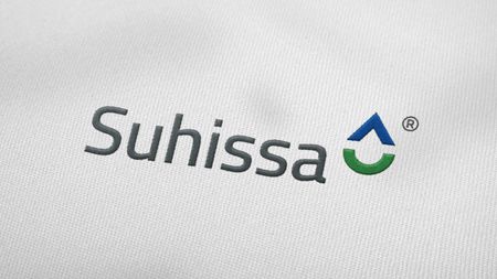 Logo bordado en los uniformes blancos de Suhissa
